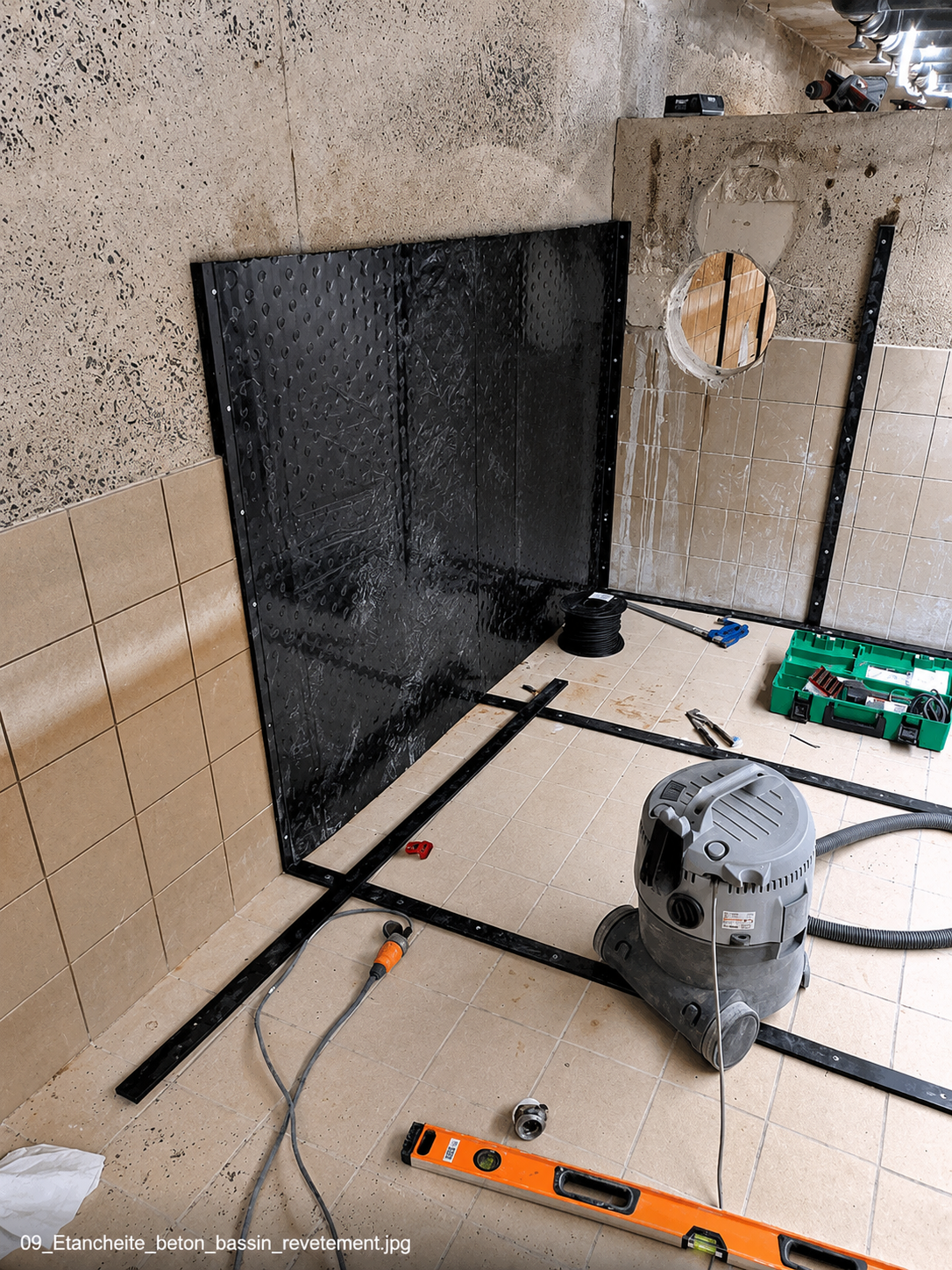 Cuve technique noire installée sous réseau de ventilation