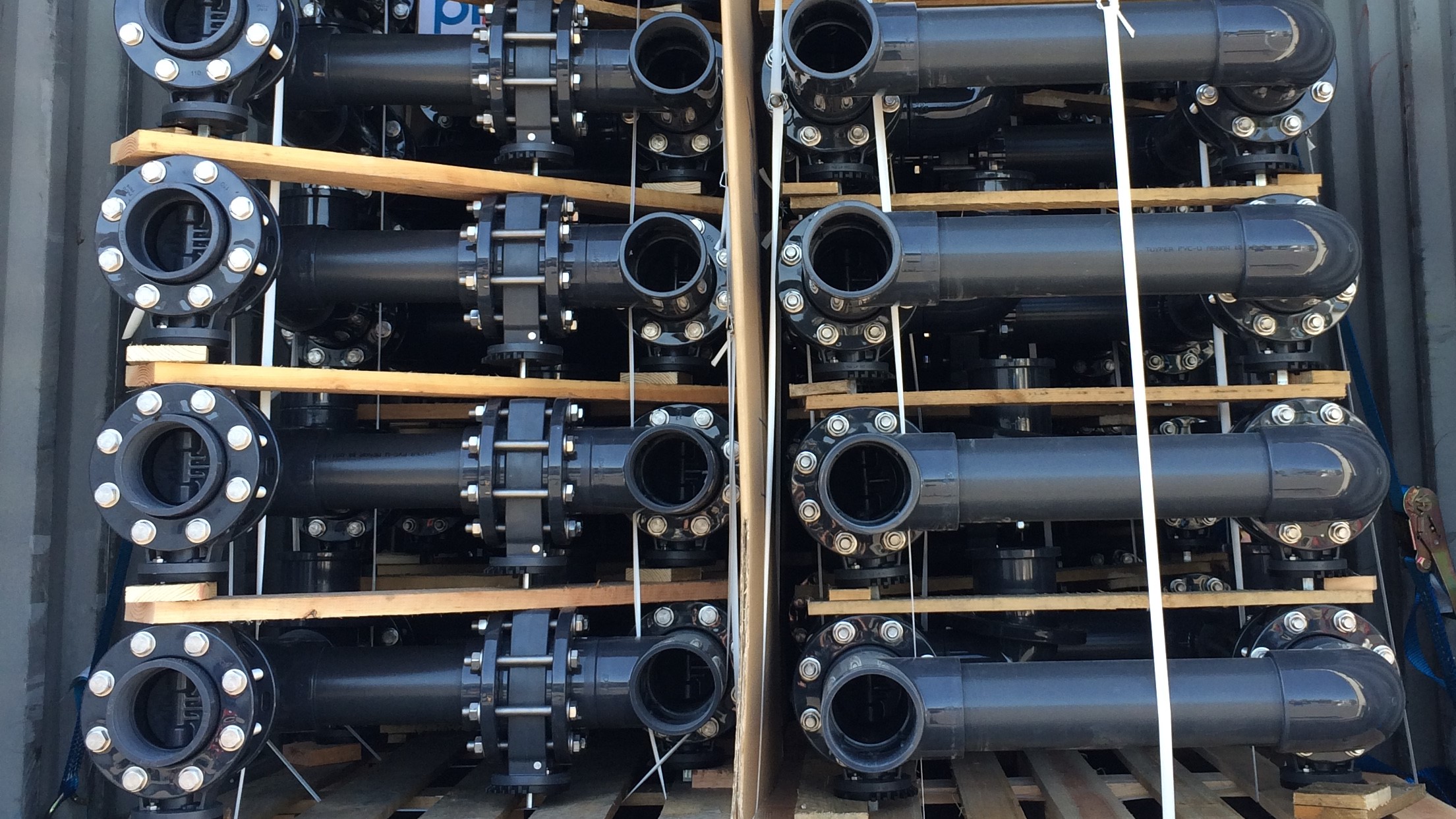 Filtres et réseau PVC d'un local technique de piscine