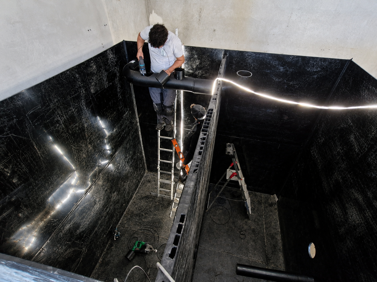 Soudure d'un bassin PEHD en cours de fabrication par AMTEI